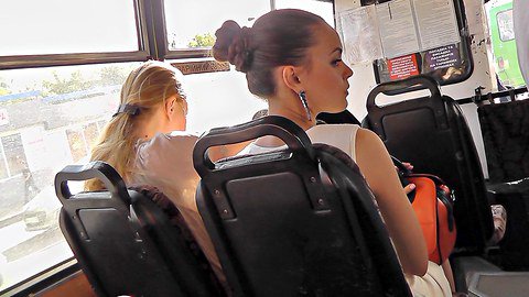 Babe candid upskirt show in the bus